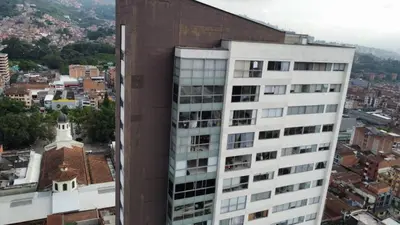 a tall white building in front of a city at Apartamento Loft con vista unica in Itagüí