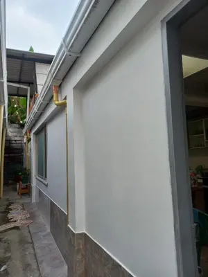 a white wall of a house with a window at Alojamiento Betina in Salamina