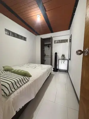 a bedroom with a bed and a wooden ceiling at Apartamento Vista Bella en la mitad de Medellin in Medellín