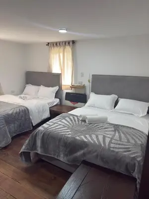 a bedroom with two beds and a window at Casa Campestre Los Nevados Patio Bonito in Estación El Salto