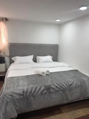 a large bed with two towels on top of it at Casa Campestre Los Nevados Patio Bonito in Estación El Salto