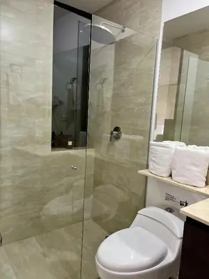 a bathroom with a toilet and a glass shower at Hotel Rioverde-Suite localizada a 5 minutos del aeropuerto Internacional in Rionegro