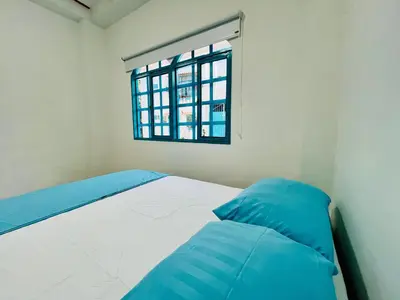 a bedroom with a bed and a window at Amanecer Santorini in Estación El Salto