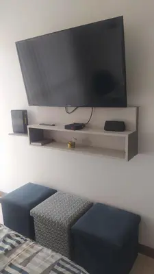 a flat screen tv on a wall in a bedroom at Central apartamento en la Estrella in La Estrella