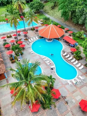 an overhead view of a swimming pool at a resort at Hostería Florida Tropical in Santa Fe de Antioquia