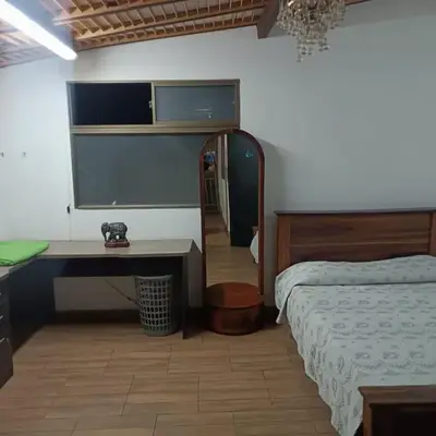 Alcoba amplia con cama doble