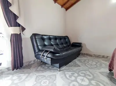 a black leather reclining chair in a room at Acogedor apartamento cerca al tranvía 301 in Medellín