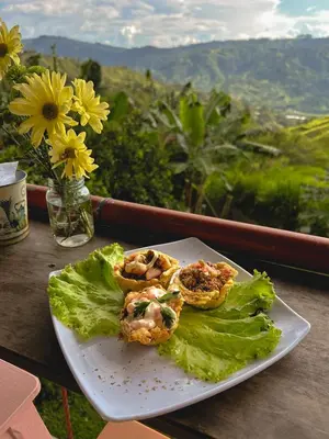 a plate of food on a table with lettuce at Escápate Sonata in Chinchiná