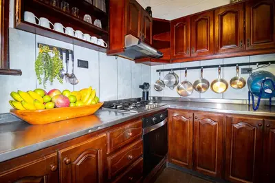 a kitchen with a bowl of fruit on the counter at Hermosa Casa y Cabañas en Barbosa, Antioquia in Barbosa