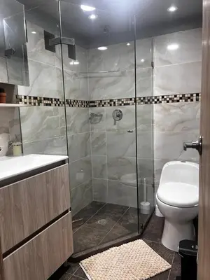 a bathroom with a shower and a toilet at Loft Belén WiFi900Mb Av 33 Cr 70 l Balcón Vista in Medellín