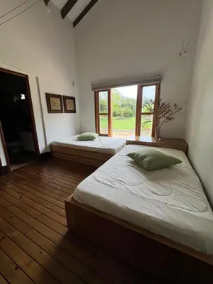 a bedroom with two beds and a window at Espectacular villa en llanogrande in Estación El Salto
