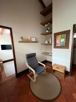 a living room with a chair and a rug at Espectacular villa en llanogrande in Estación El Salto