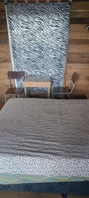 a bed and two chairs in a room at Mirador del valle in San Rafael