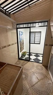 a bathroom with a shower with a large window at Hermoso,amplio y central apartamento en Medellin in Medellín