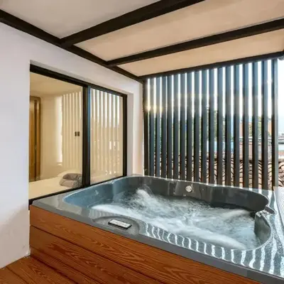 M301 Poblado Apt close to lleras park jacuzzi AC