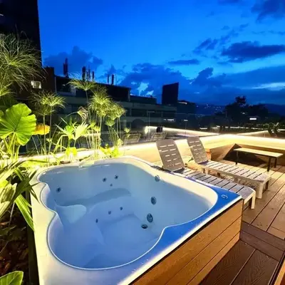 L301 4BR Lleras Park Apt Rooftop Jacuzzi AC