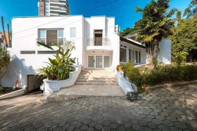 Gallery image of CH105 Poblado 7BR Villa Jacuzzi AC 24 hours Security in Medellín