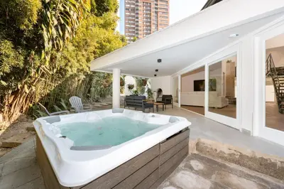 Gallery image of CH105 Poblado 7BR Villa Jacuzzi AC 24 hours Security in Medellín