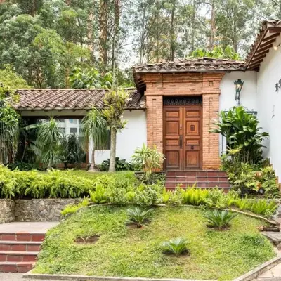 CH51 Colonial Charm Villa at El Poblado Jacuzzi
