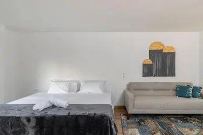 a bedroom with a bed and a couch at B1 Apt de 3 Alcobas en Poblado Provenza con Aire in Medellín