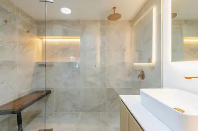a bathroom with a glass shower and a sink at B1 Apt de 3 Alcobas en Poblado Provenza con Aire in Medellín