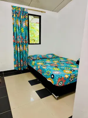 a bedroom with a bed and a window at Cabaña Verdeazul in San Rafael