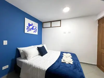 a blue bedroom with a bed with a blue wall at Apartamento Florelba-a solo dos cuadras del parque in Carmen de Viboral