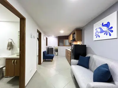 a living room with a couch and a kitchen at Apartamento Florelba-a solo dos cuadras del parque in Carmen de Viboral