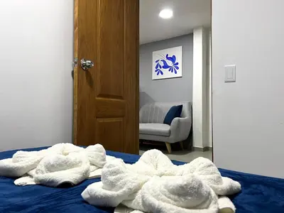 a room with white towels on a bed at Apartamento Florelba-a solo dos cuadras del parque in Carmen de Viboral