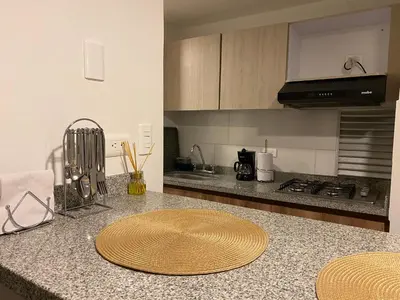 a kitchen with a granite counter top with a counter top at Estancias confortables, amigos y familia in Manizales