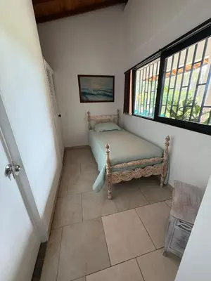 a bedroom with a bed and a window at Casa San Antonio de Pereira in Rionegro