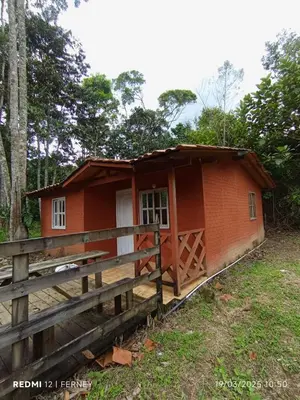 a small red house in the woods at Casa Arcolibri in San Rafael