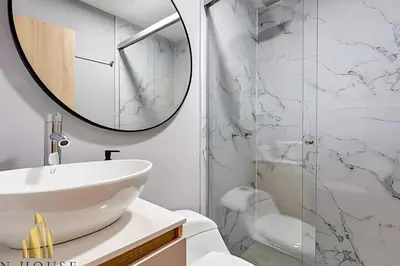 a bathroom with a white sink and a mirror at Aria Living 401 - Sophisticated Living in Laureles in Guayaquil