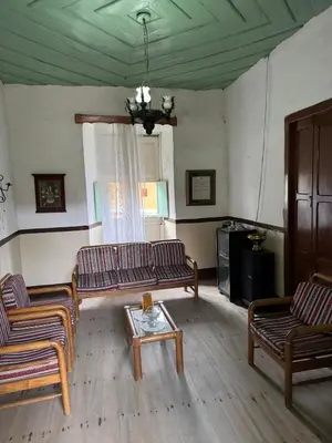 a living room with couches and a coffee table at Casa colonial con encanto en Sonsón in Sonsón