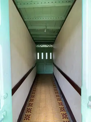 an empty hallway with a green door in a building at Casa colonial con encanto en Sonsón in Sonsón