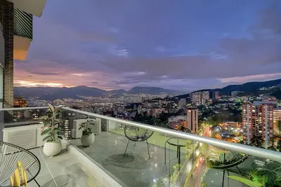 a balcony with chairs and a view of a city at Urbano2205-Serenidad y fitness. Apt- piscina/gym in El Poblado