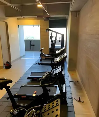a row of treadmills in a gym with machines at Class 48 apto. 1303 - Luminoso / Vistas / Balcón in Sabaneta