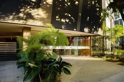 a building with a bunch of plants in front of it at Class 48 apto. 1303 - Luminoso / Vistas / Balcón in Sabaneta