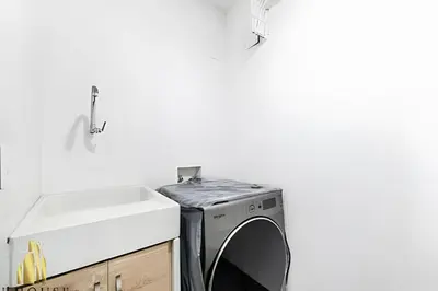 a kitchen with a washing machine and a sink at Class 48 apto. 1401 - Panorámico para nómadas digital/AC in Sabaneta