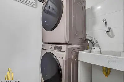 a washer and dryer in a kitchen next to a sink at Class 48 apto. 1404 - Vistas modernas de la ciudad / AC in Sabaneta