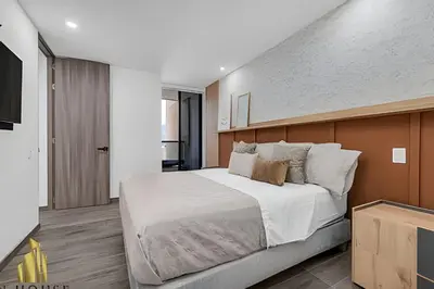 a bedroom with a large white bed in a room at Class 48 apto. 1404 - Vistas modernas de la ciudad / AC in Sabaneta