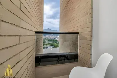a room with a bench in a brick wall with a window at Class 48 apto. 1404 - Vistas modernas de la ciudad / AC in Sabaneta
