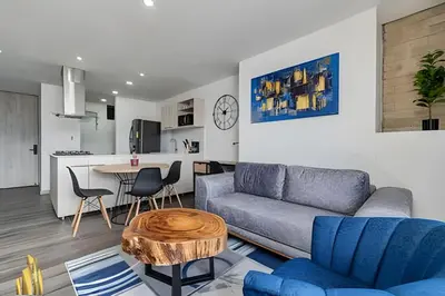 a living room with a couch and a table at Class 48 apto. 1503 - Tranquilidad moderna/Balcón priv in Sabaneta