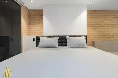 a bedroom with a large white bed with white pillows at Class 48 Apt 2201 - Apt en Sabaneta con balcón privado in Sabaneta