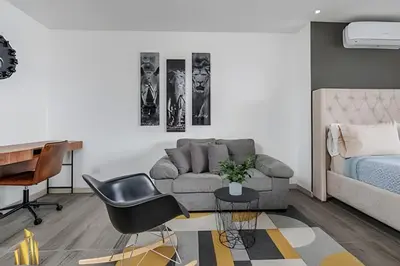 a living room with a couch and a bed at Class 48 Apt. 2202 - Apt luminoso/Balcón/AC in Sabaneta