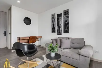 a living room with a couch and a table at Class 48 Apt. 2202 - Apt luminoso/Balcón/AC in Sabaneta