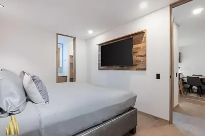 a bedroom with a bed with a tv on the wall at Class 48 Apt. 2203 - Apt moderno y acogedor balcón priv in Sabaneta