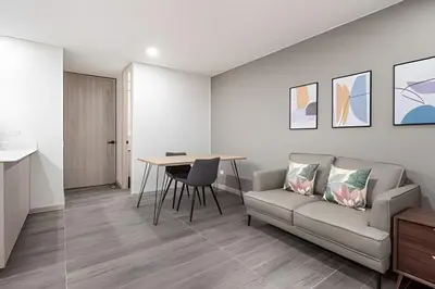a living room with a couch and a table at Class 48 Apt. 2302 - Íntimo loft con balcón privado in Sabaneta