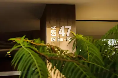 a sign in a room with green plants at Class 48 Apt. 2304 - Apto con balcón privado/Sabaneta in Sabaneta