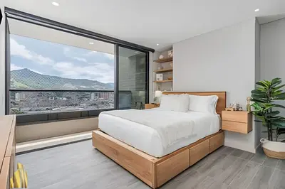 a bedroom with a large bed and a large window at Class 48 Apto. 2501 - Apto tranquilo y luminoso/balcón in Sabaneta